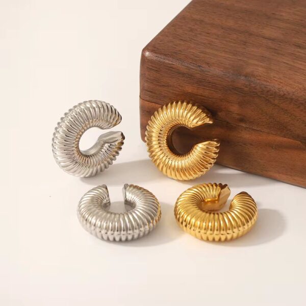 81004 - Earcuff tipo C corrugado Grande Dorado