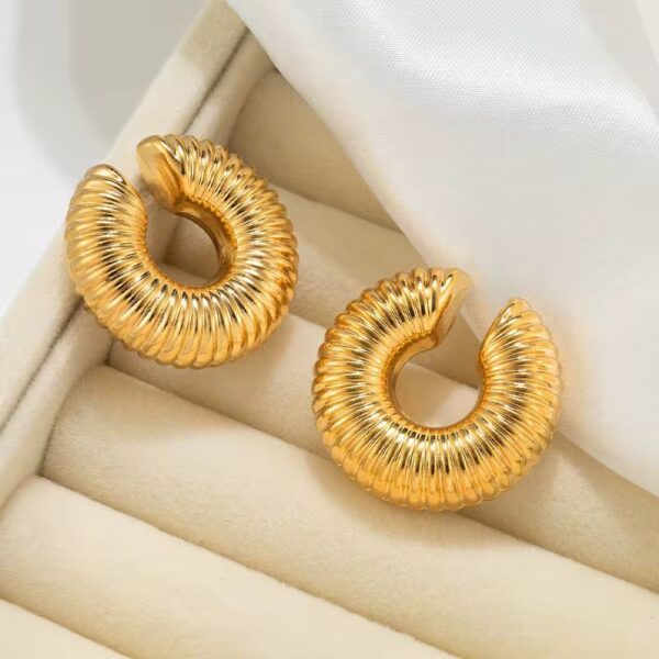 81004 - Earcuff tipo C corrugado Grande Dorado - Imagen 3