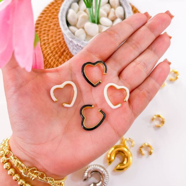 81009 - Earcuff  corazon esmaltado negro