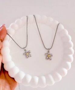 21073 - Collar armado flor plateado con dorado acero