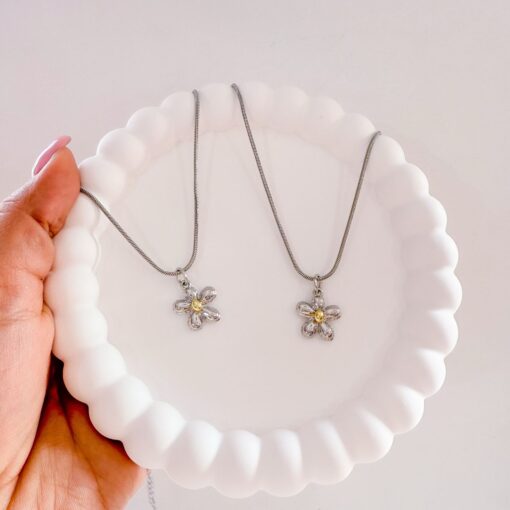 21073 - Collar armado flor plateado con dorado acero