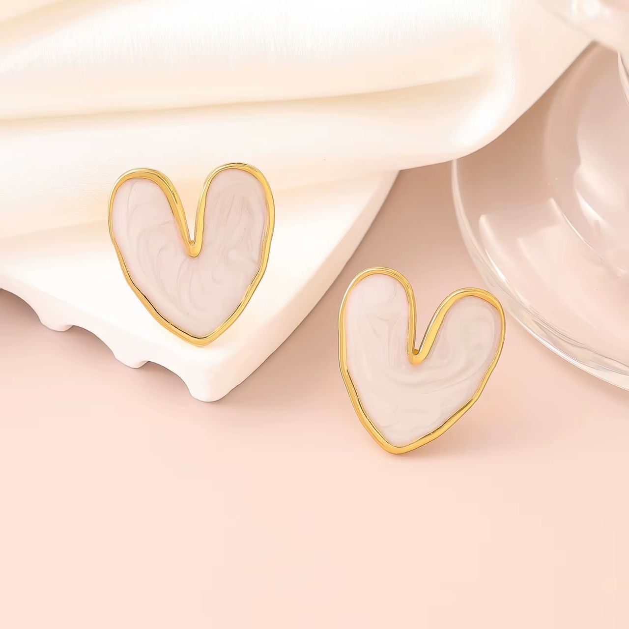 80003 -1 Zarcillos acero corazon esmaltado blanco