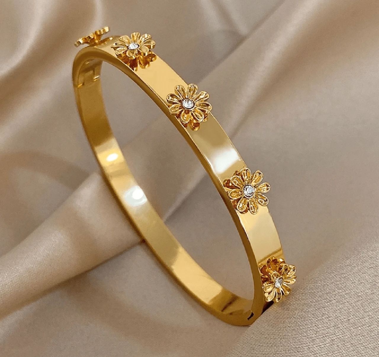 41038 - Pulsera Acero Dorado multi flores con cristal