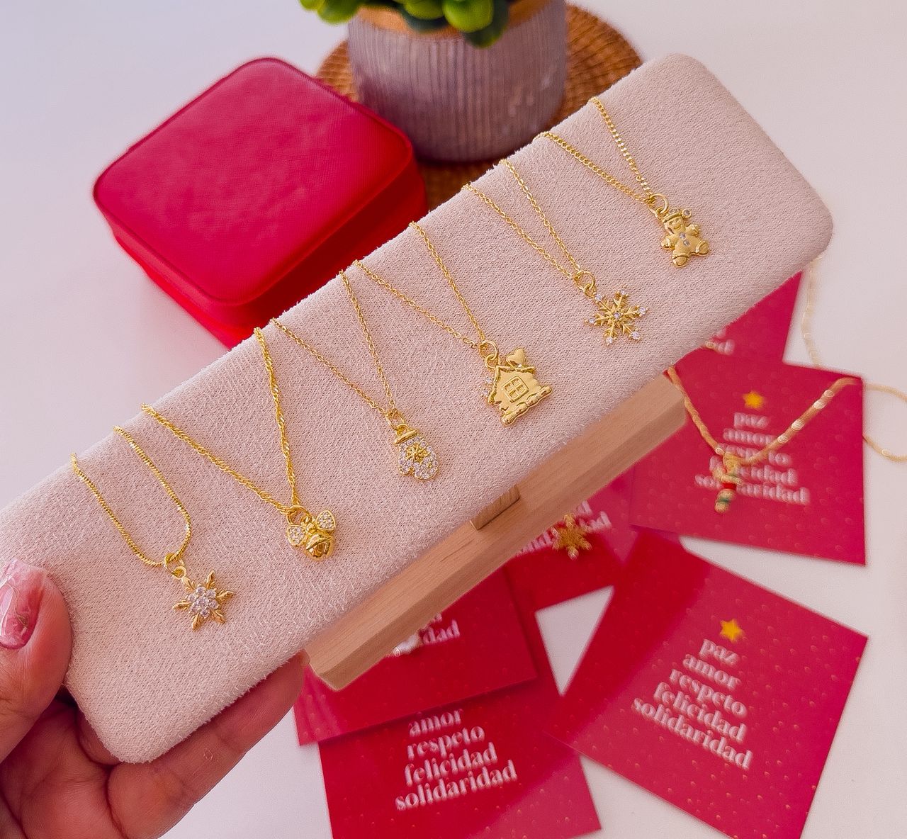 21028-1 Collar armado navideño dorado