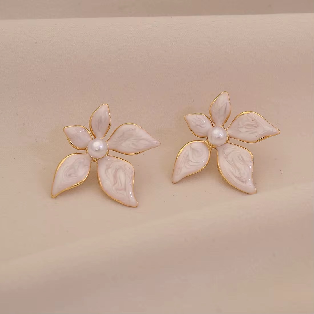 80105 - Zarcillos acero flor esmaltada blanca con perla