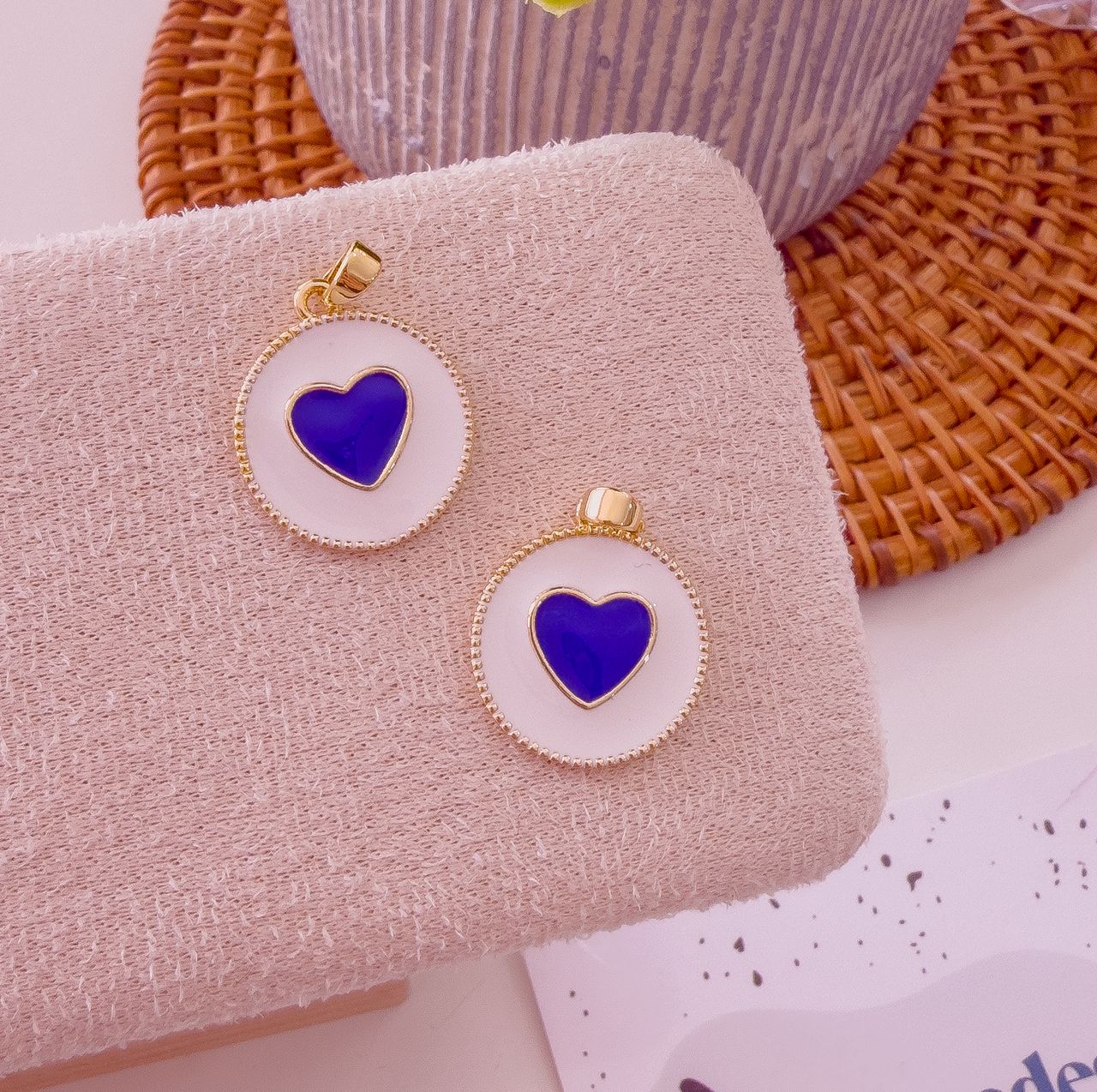 20318 - Dije circulo blanco corazon esmaltado azul