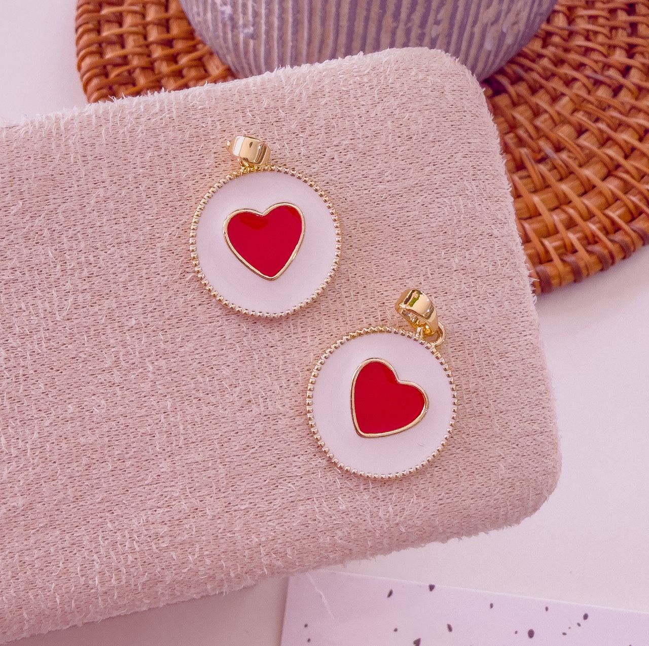 20322 - Dije circulo blanco corazon esmaltado rojo