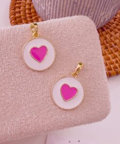 20319 - Dije circulo blanco corazon esmaltado fucsia