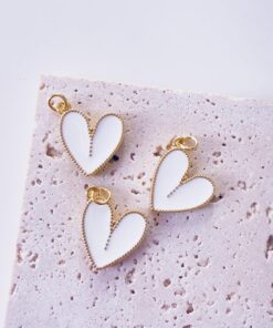 20019 - Dije corazon en V esmaltado blanco