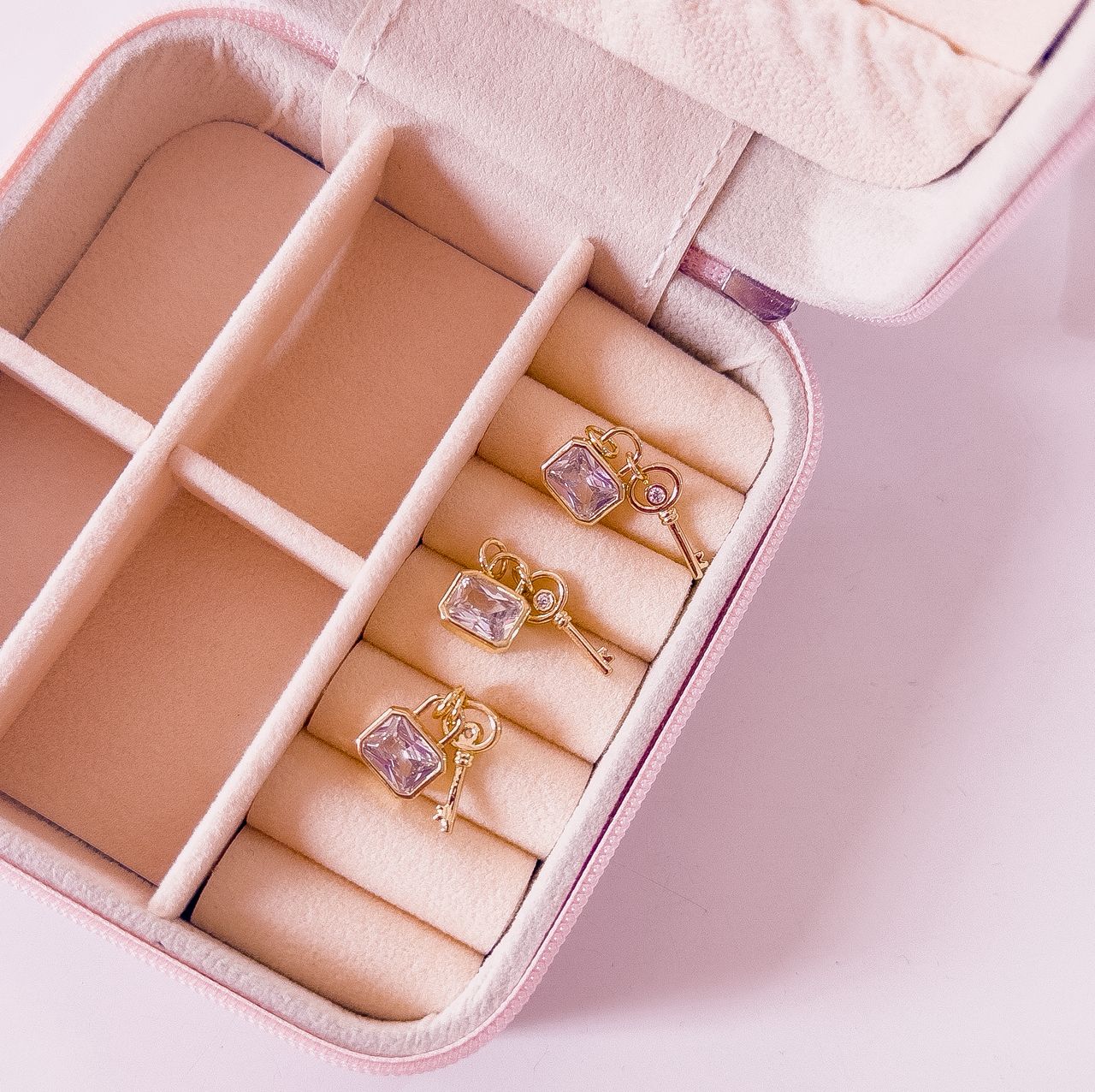 20142 - Dije llave con maleta cristal