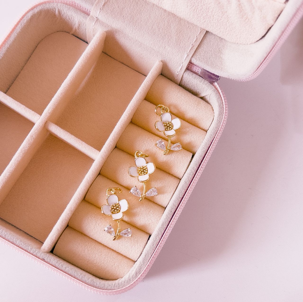 20146 - Dije flor blanca con cristal