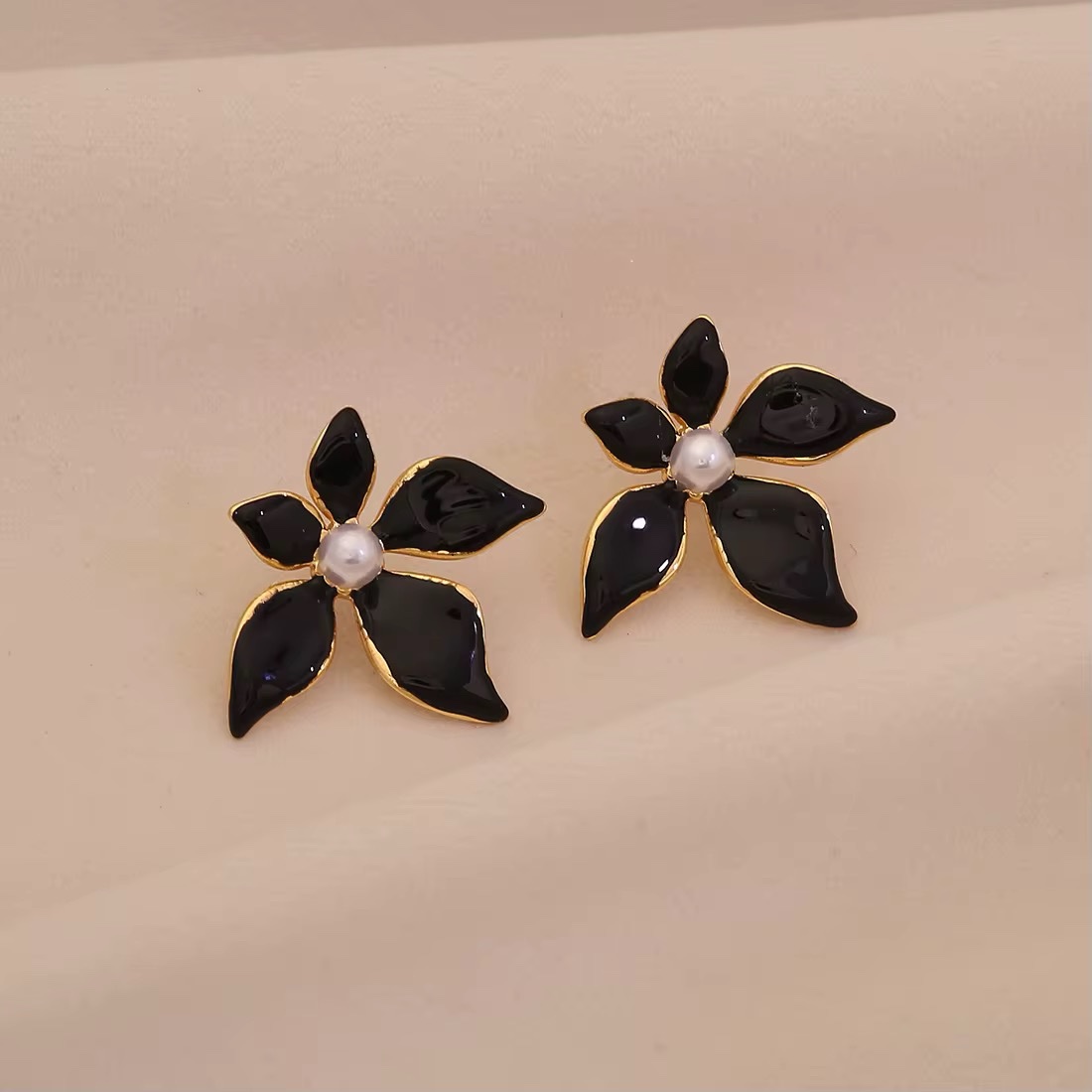 80105-1 Zarcillos negro acero flor esmaltada con perla