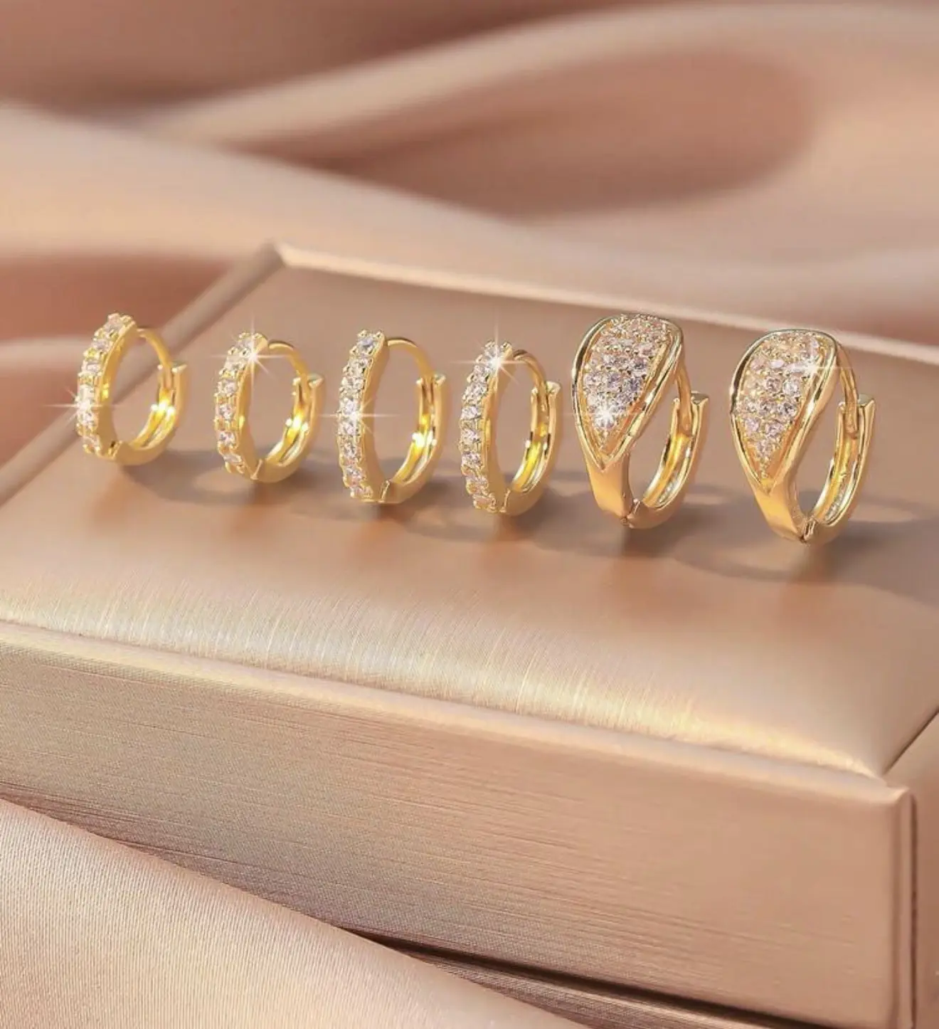 80410  -  Set 3 pares Zarcillos dorado con cristales