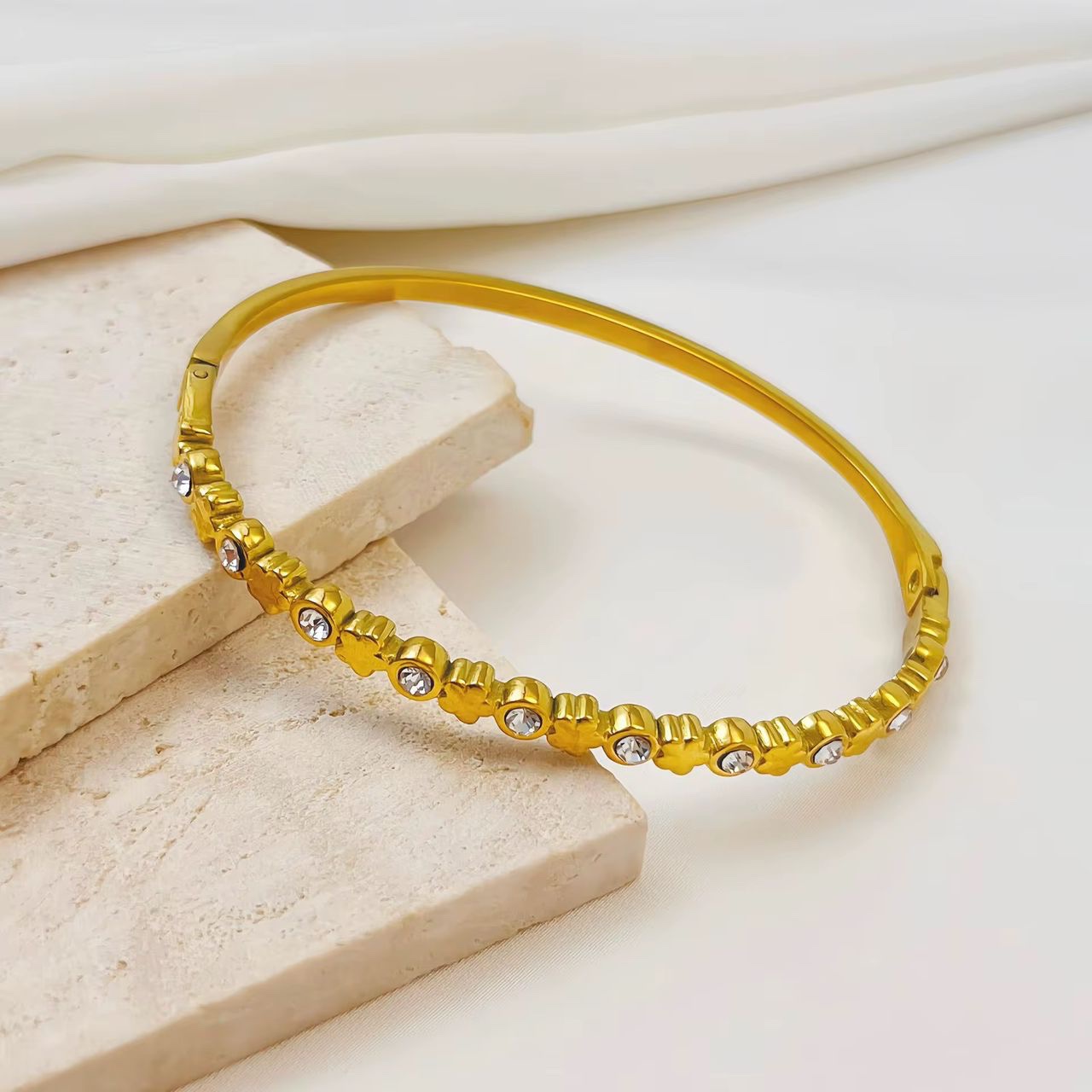 41093 - Pulsera dorada Acero multi cristal y trebol