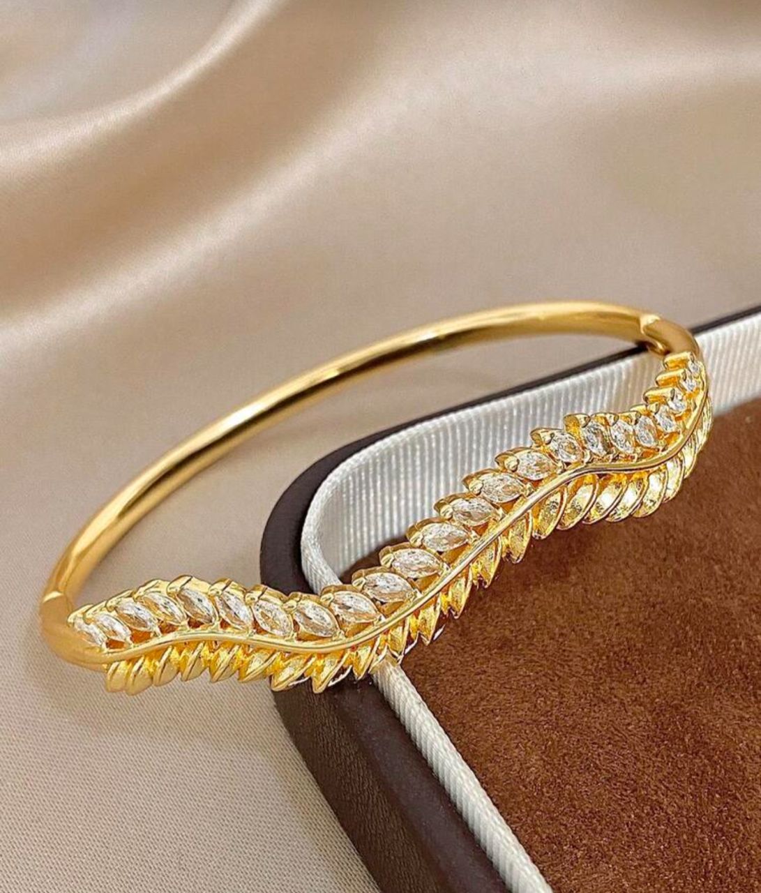 41122 - Pulsera acero dorado multiespigas con cristal