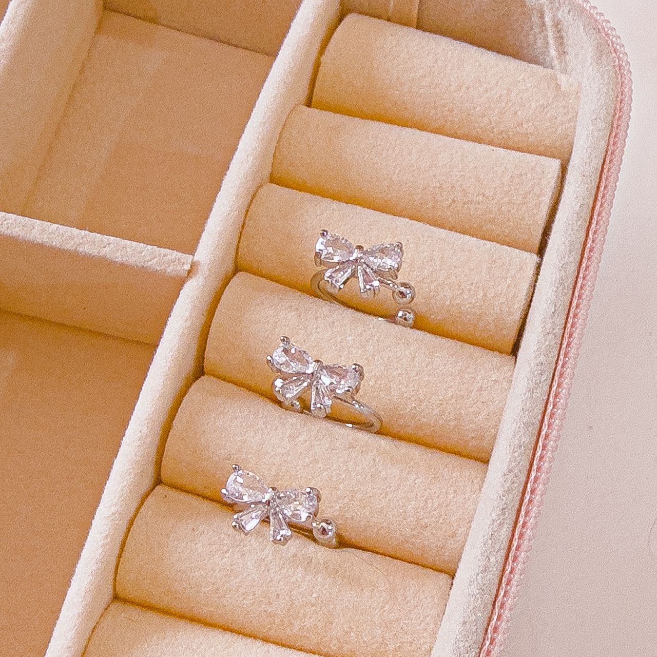 81020 - Earcuff plateado lazo con cristales