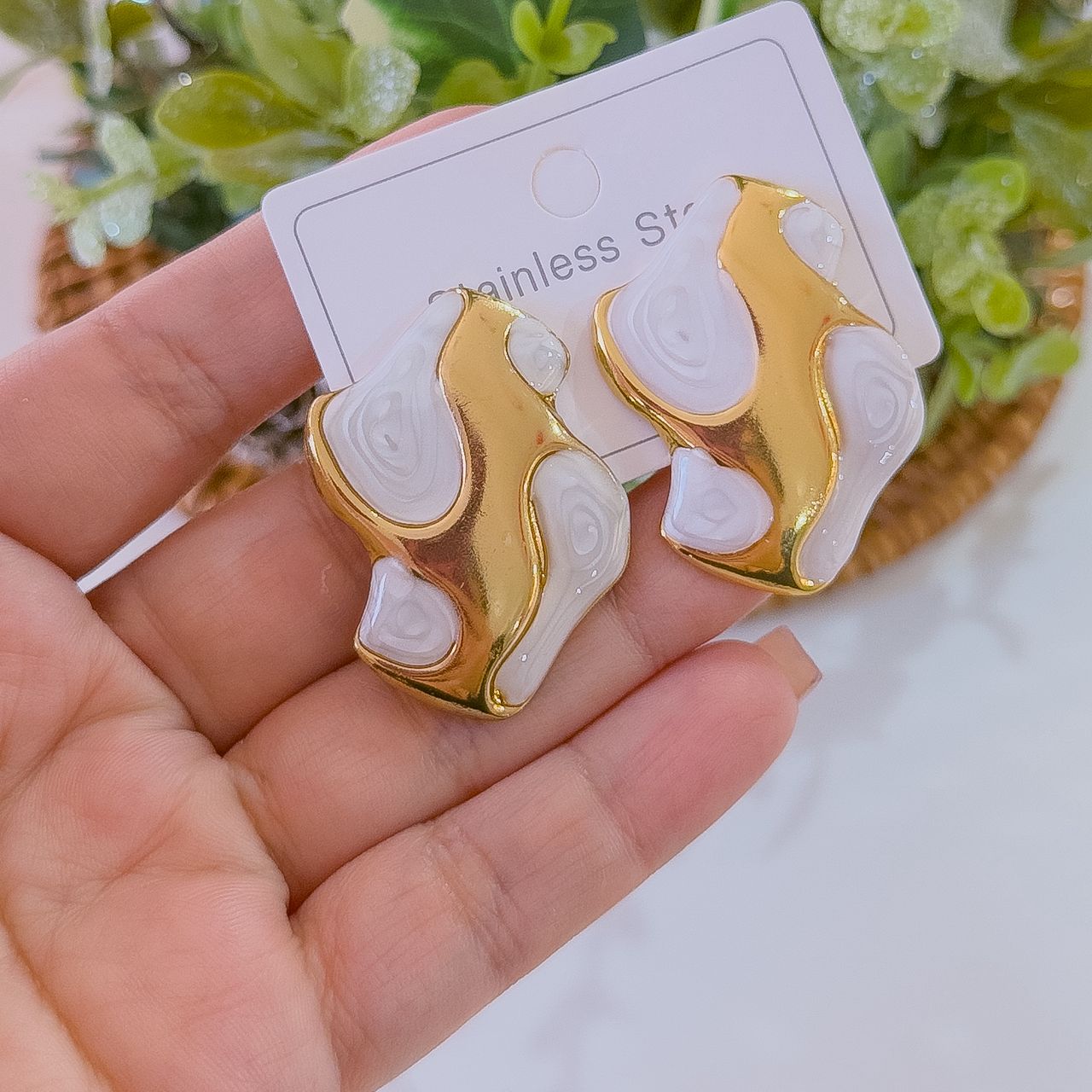 80275-1 Zarcillo acero dorado esmaltado blanco