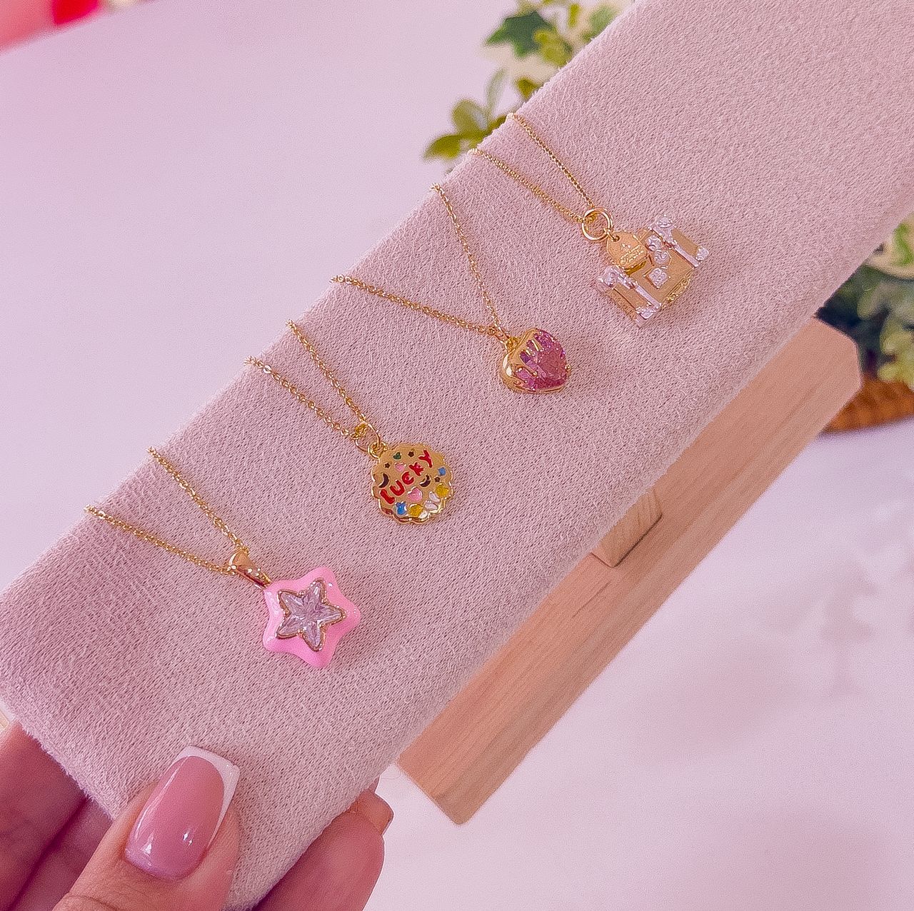 21114 - Collar armado dorado con dije