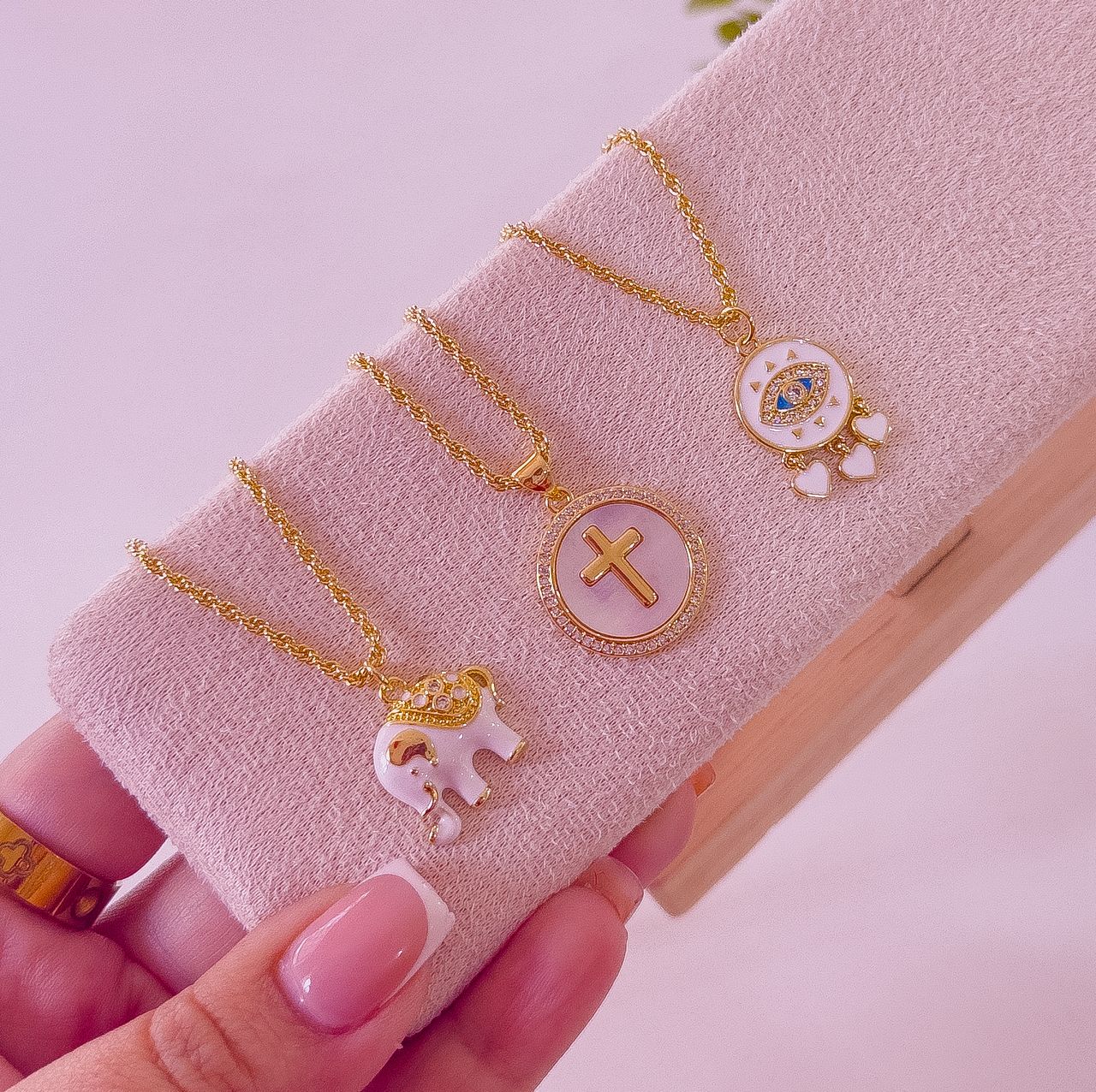 21115 - Collar armado dorado con dije