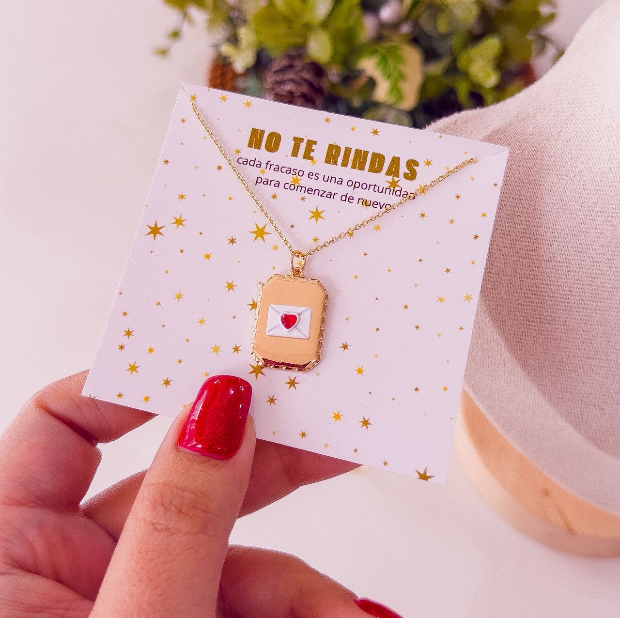 20105 - Collar armado sobre blanco