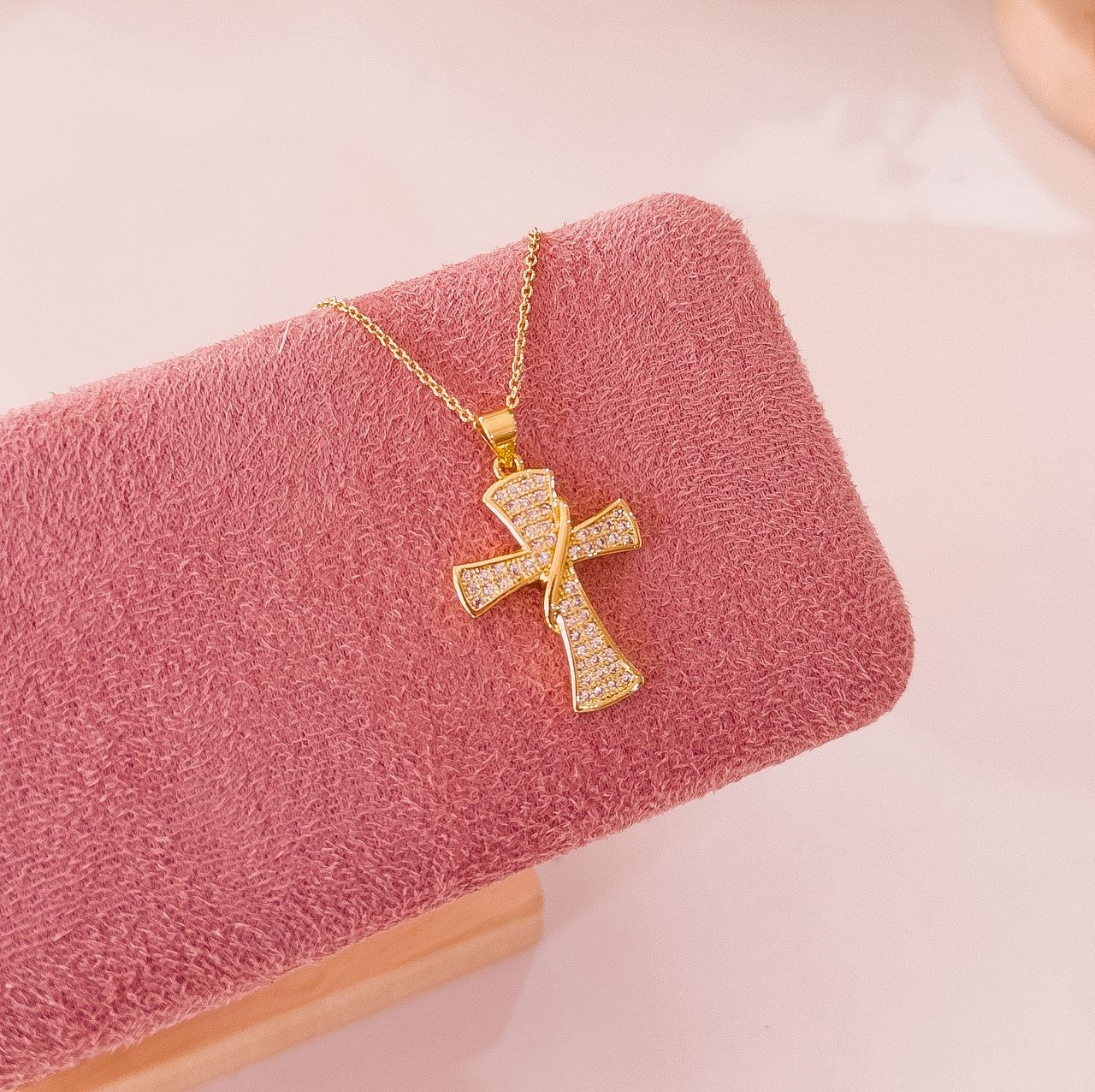 20153 - Collar armado cruz mediana con cristales