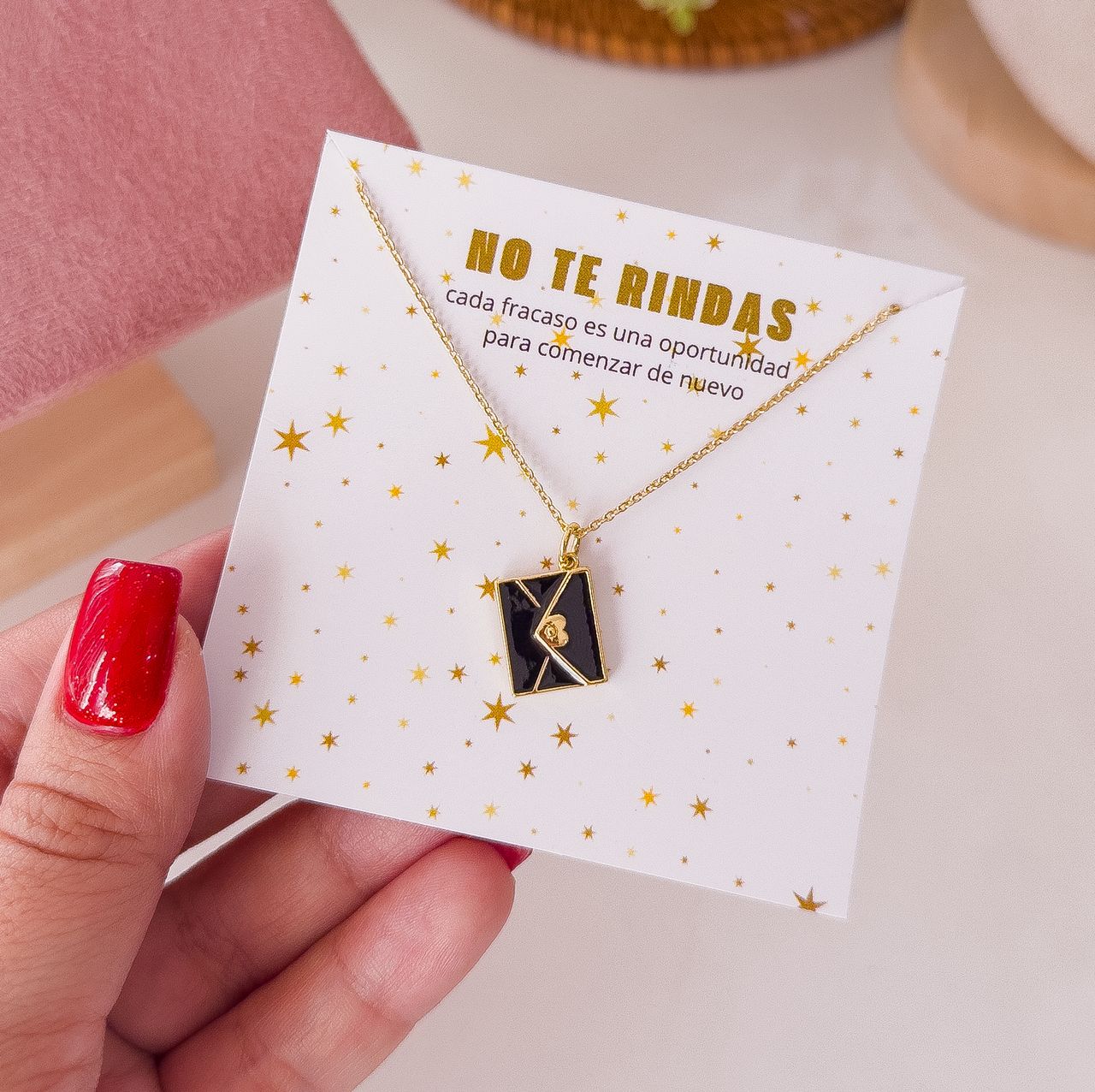 20203 - Collar armado sobre negro