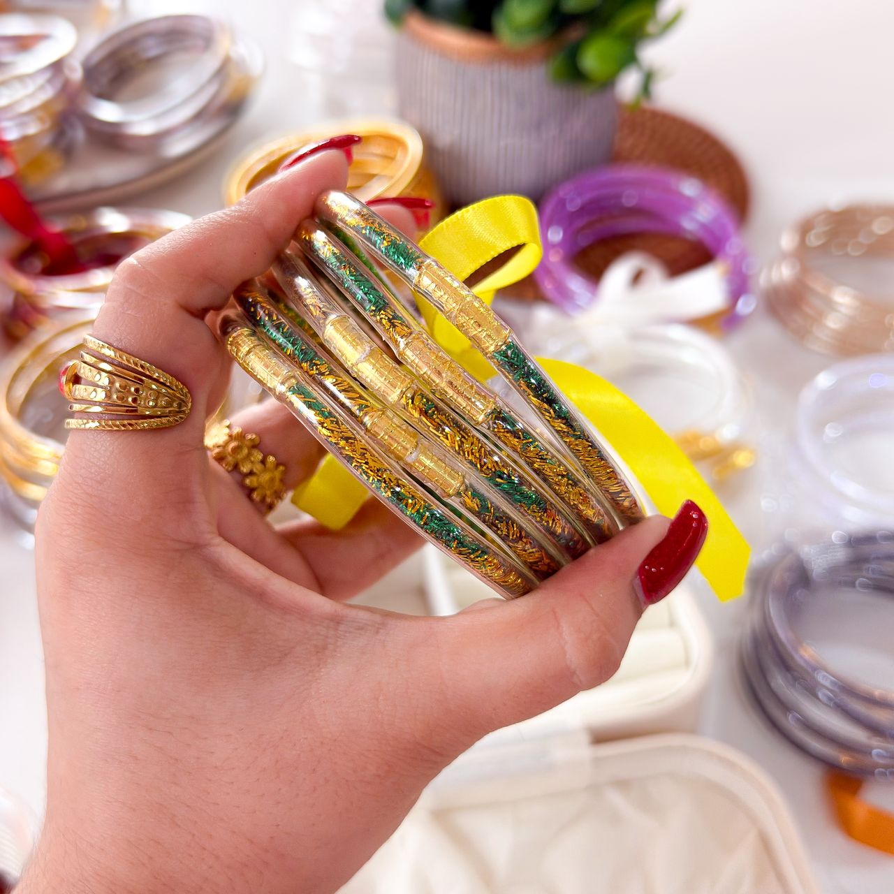 40201-12 Set 5 pulseras verde con amarillo