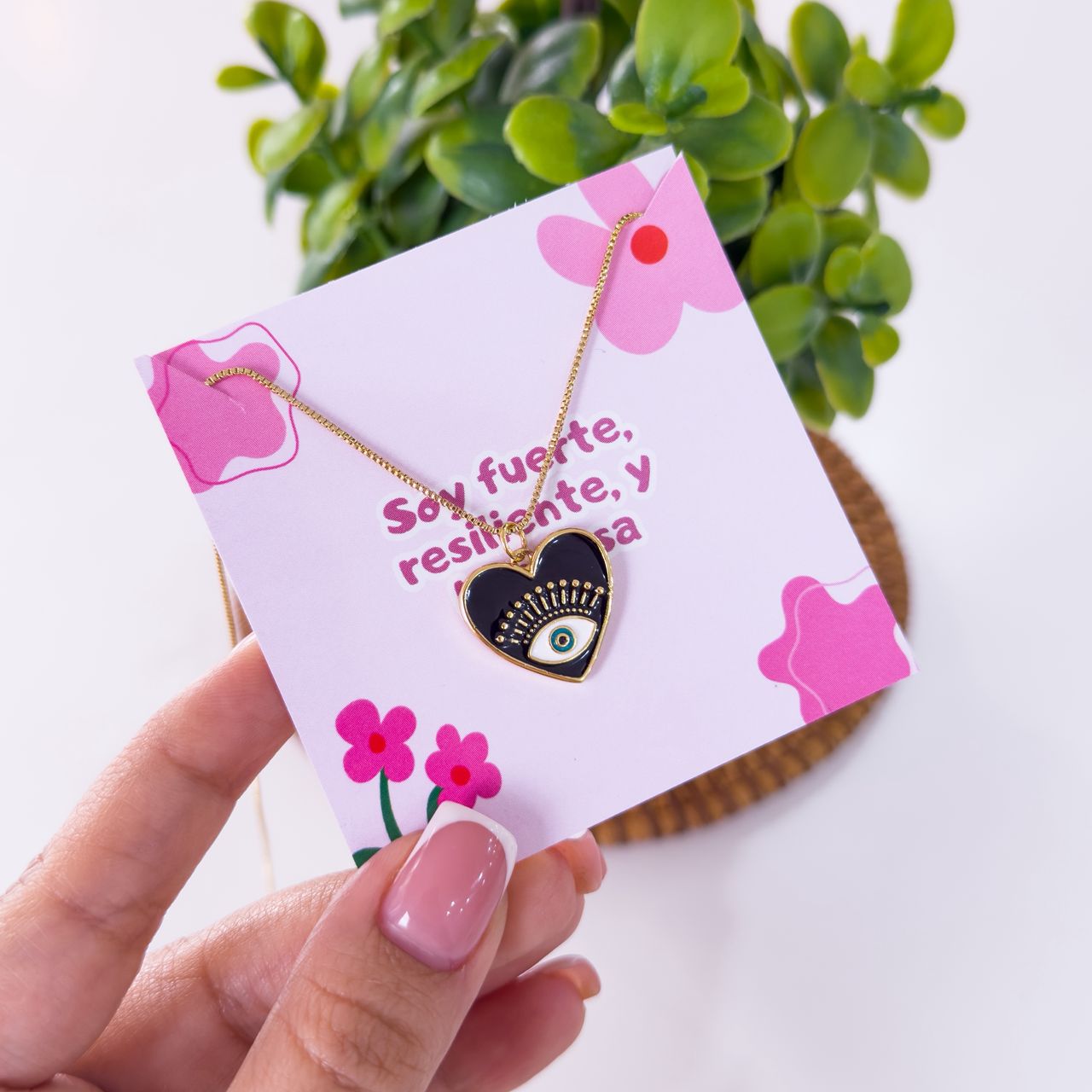 20017 - Collar armado corazon fondo negro con ojo