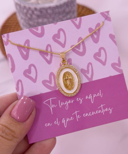 20225 - Collar armado cruz fondo blanco